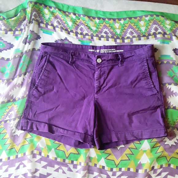 Khakis by GAP Girlfriend 5 Inch Cargo Type Shorts - Picture 2 of 14